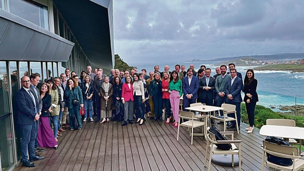 Foto de familia de los participantes en las jornadas del Foro Económico de Galicia, celebrado esta semana en Muxía.