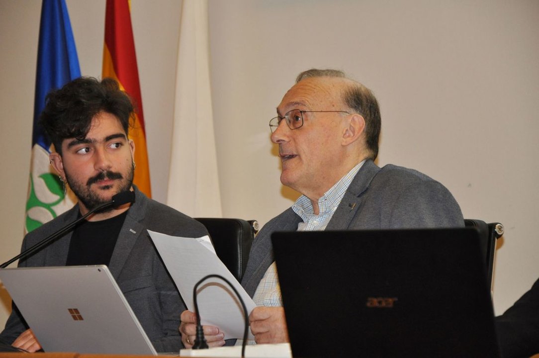 Miguel Fernández, presidente del consejo estudiantil, y el rector, ayer.