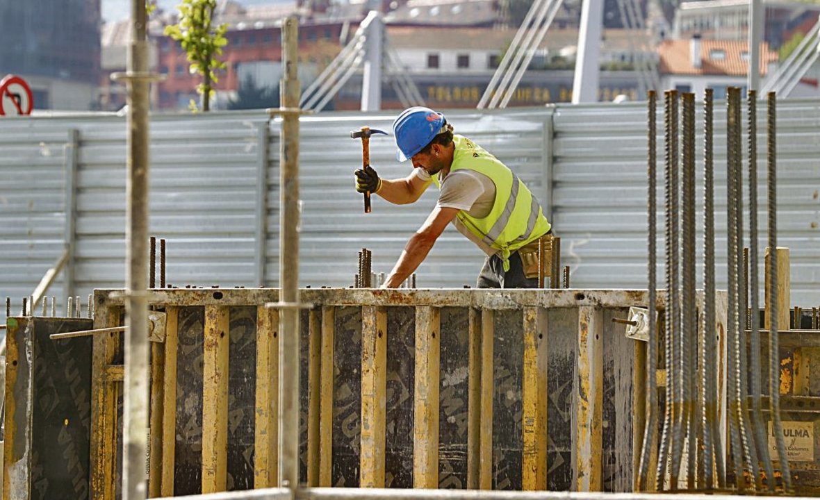 Un trabajador de la construcción, en una obra en Bilbao.