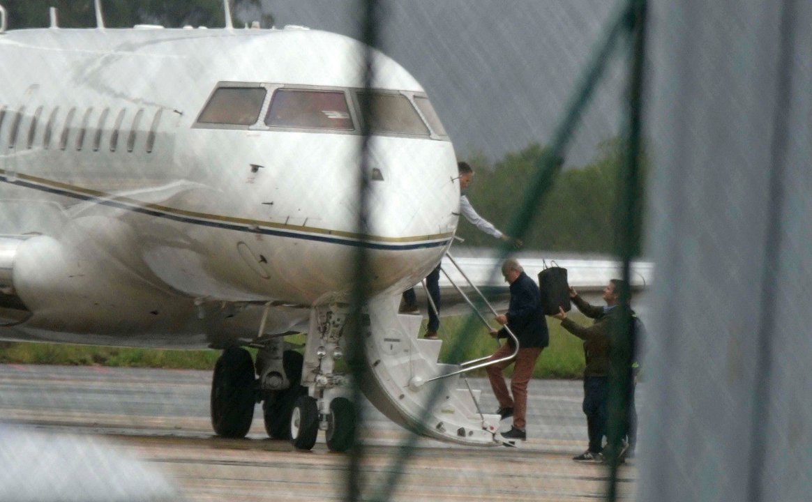 Juan Carlos I sube a su jet privado en el aeropuerto de Peinador. // J.V. Landín