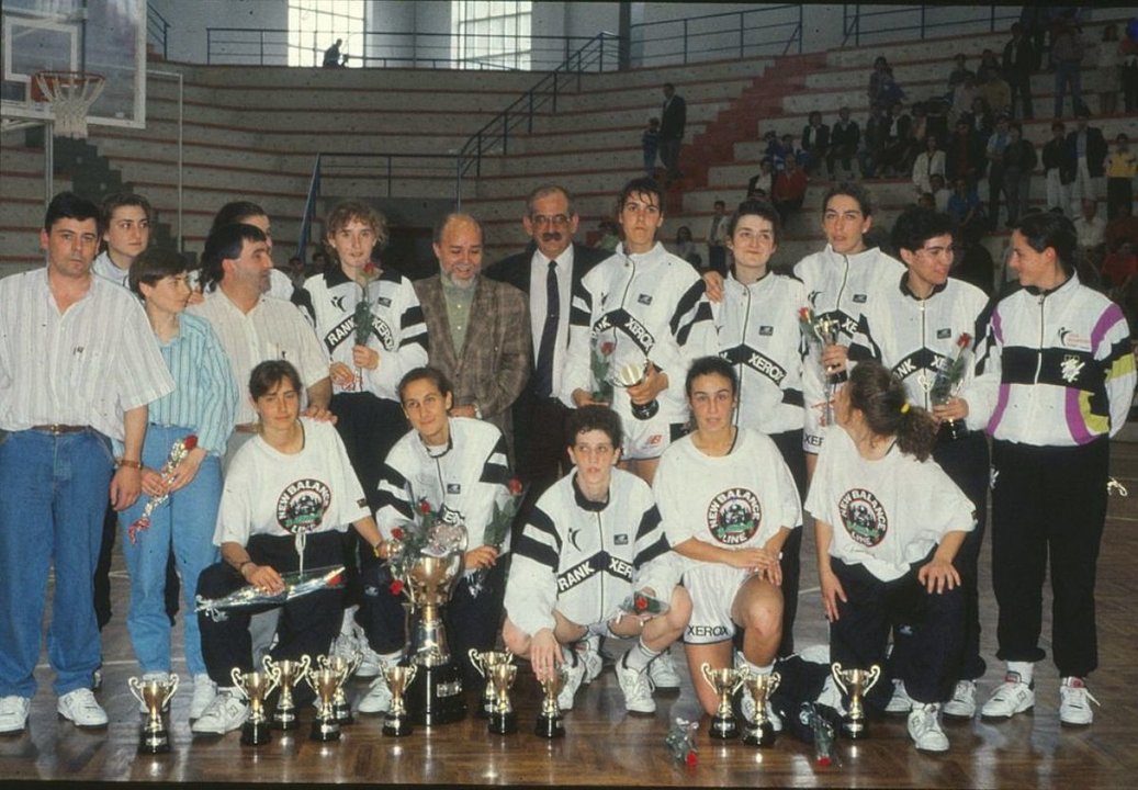 El Xerox que consiguió el ascenso en 1990 posa con los trofeos que conquistó en la fase celebrada en Vigo.