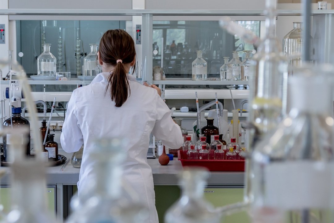 Una científica en un laboratorio. // Pixabay