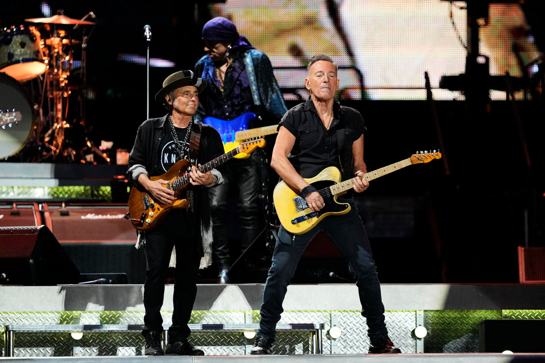 El músico y cantante estadounidense Bruce Springsteen durante el concierto que ha ofrecido este viernes en el Estadio Olímpico de Barcelona. // EFE