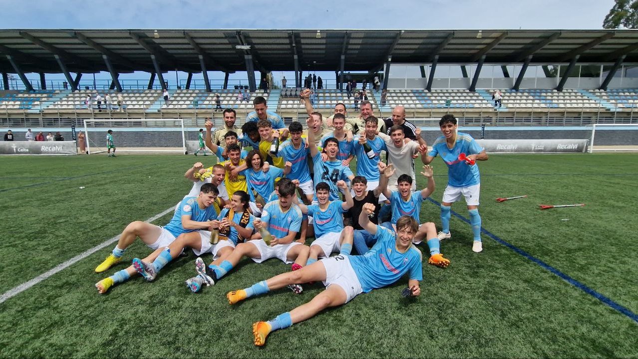 El equipo juvenil del Celta celebra el título en A Madroa, este domingo. // J.V. Landín