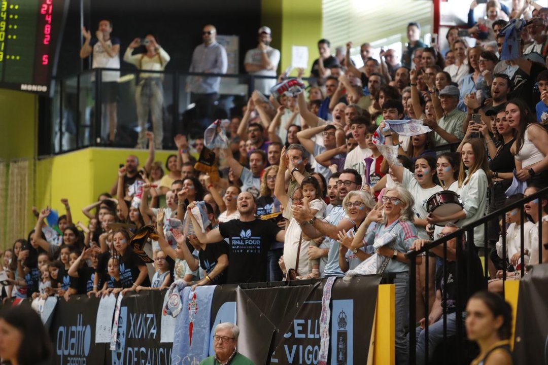 Unos 1.300 espectadores rozaron el lleno en el pabellón de Navia y animaron al Celta todo el partido.
