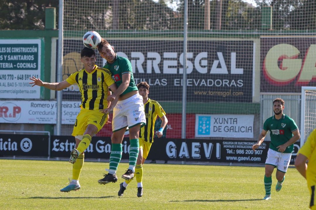 Gandoy disputa un balón aéreo con un jugador del Oviedo B.