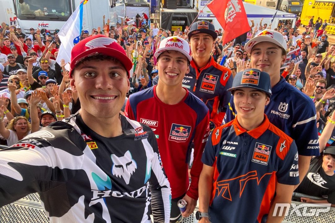 Rubén Fernández hace un selfie con los principales pilotos del Mundial.