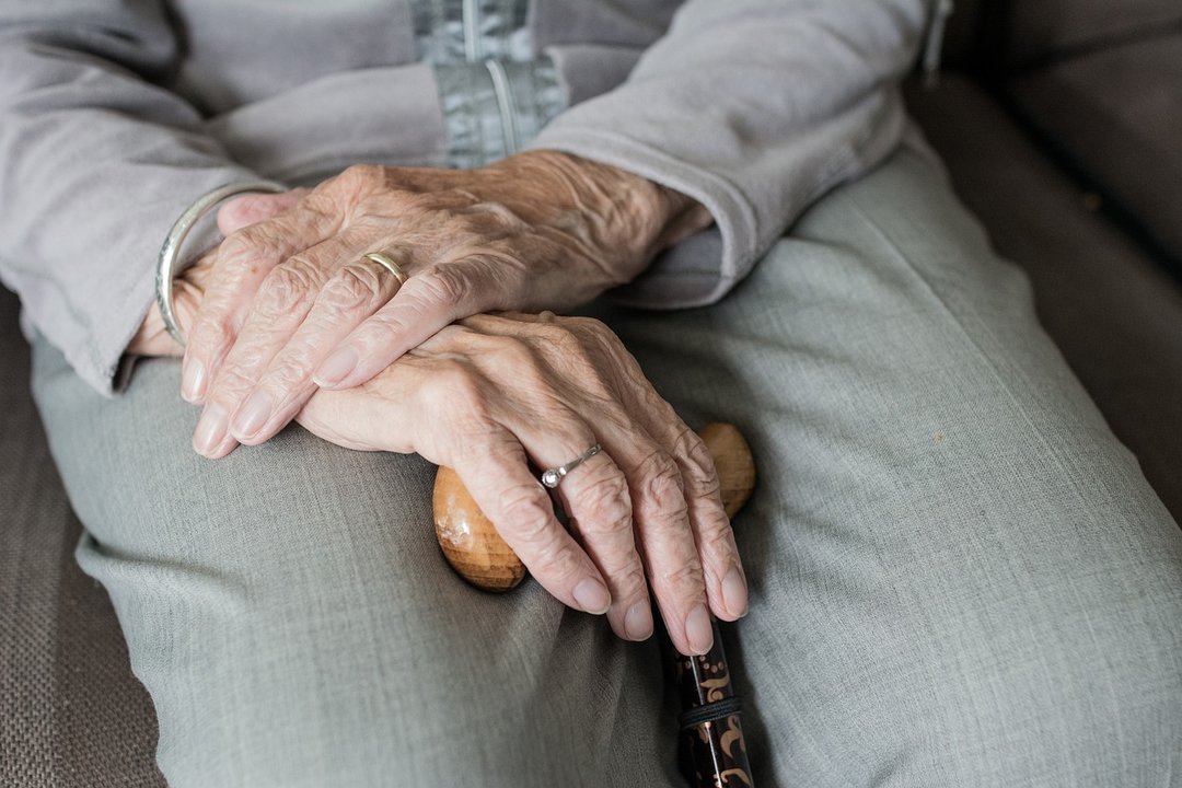 Las manos de una persona mayor. // Pixabay