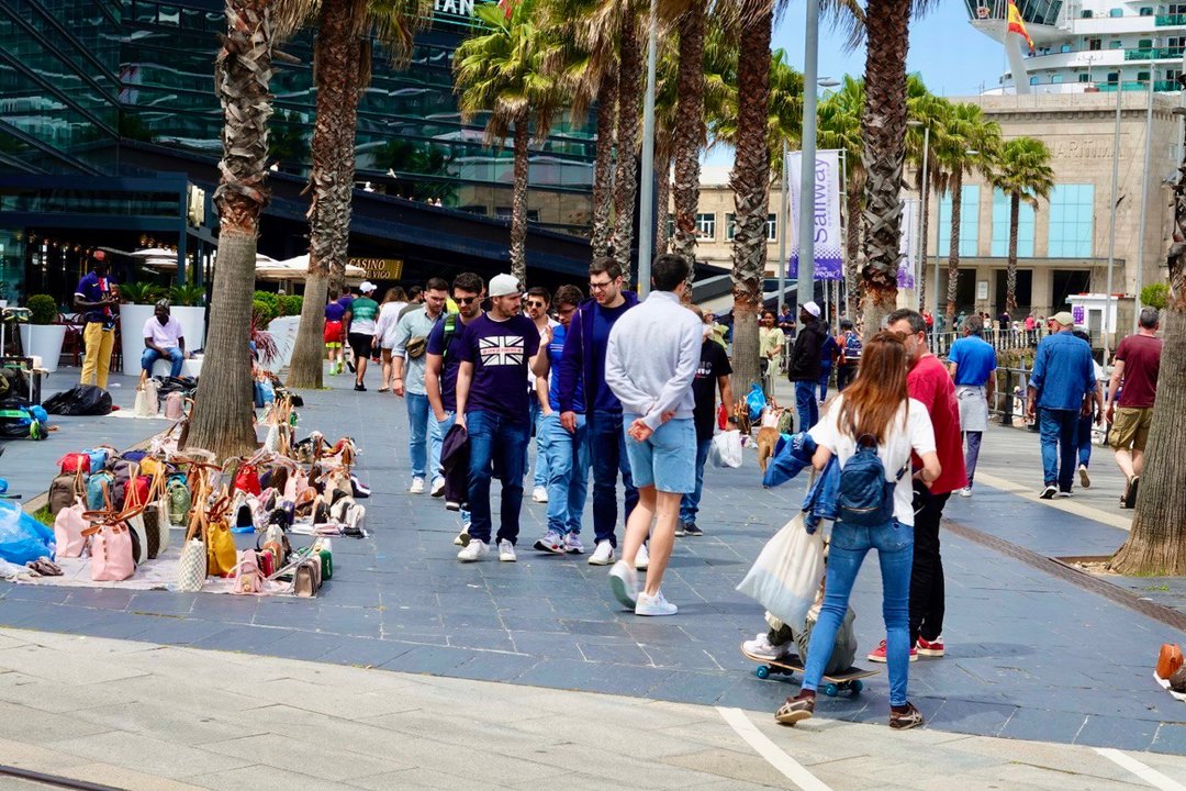 Turistas paseando por el puerto de Vigo. // Vicente Alonso