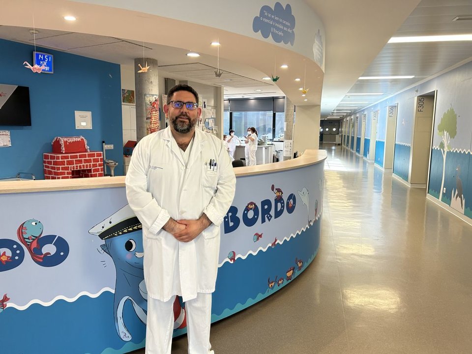 El doctor Javier Gómez, en la planta de Pediatría del Cunqueiro.