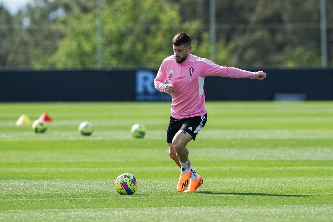 Carles Pérez se prepara para golpear el balón durante el entrenamiento de ayer en Mos.