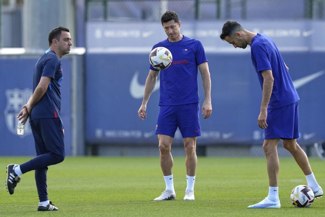 Xavi Hernández, Robert Lewandowski y Sergio Busquets, ayer, en el entrenamiento del Barcelona.