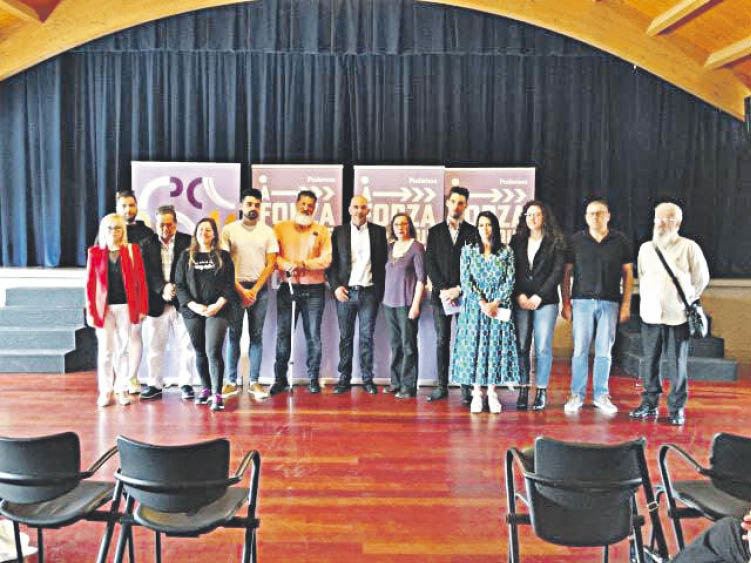 Ramón González y los candidatos de la primera lista  de Podemos en Mos.