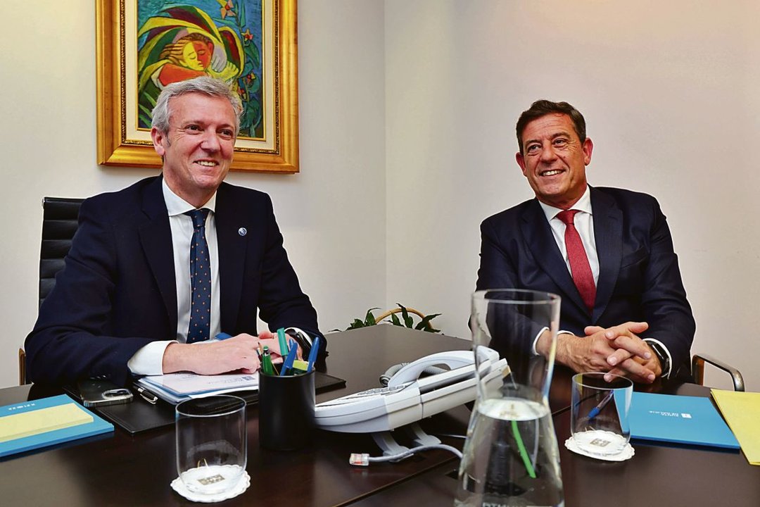 Alfonso Rueda, presidente de la Xunta, y José Ramón Gómez Besteiro, delegado del Gobierno, ayer en su reunión en Santiago.