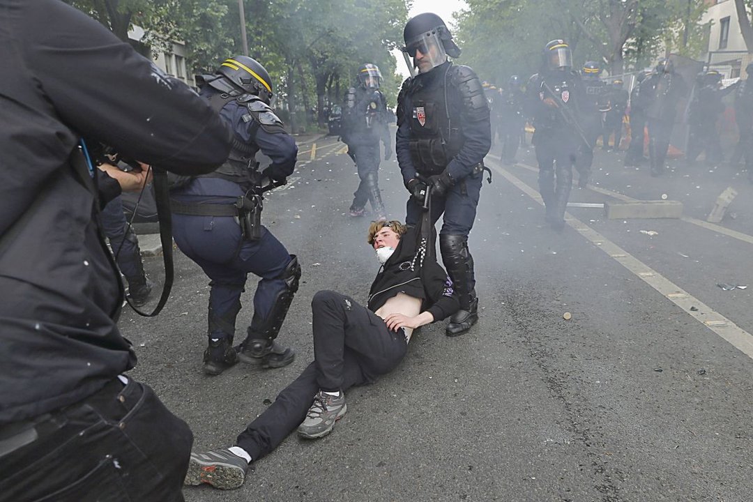 La Policía francesa detiene a un manifestante el 1 de mayo en París.