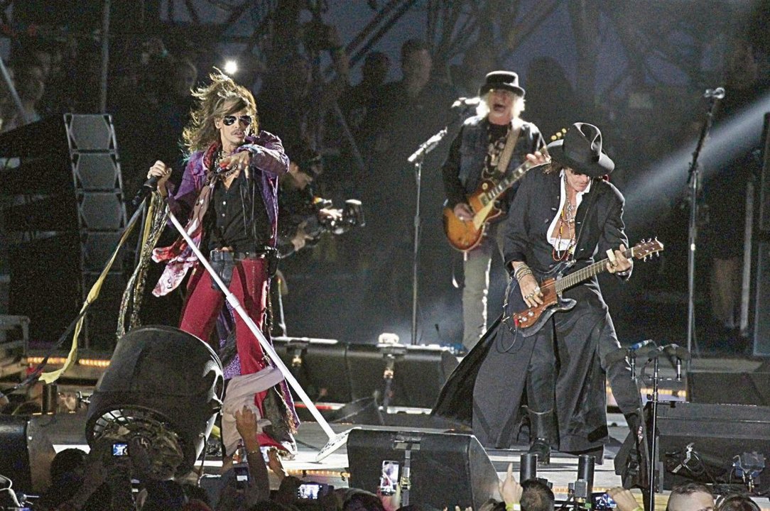 El grupo estadounidense Aerosmith durante un concierto.