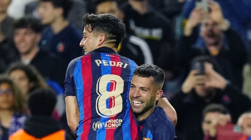 Jordi Alba celebra con Pedri su gol de la victoria ayer en el Camp Nou.