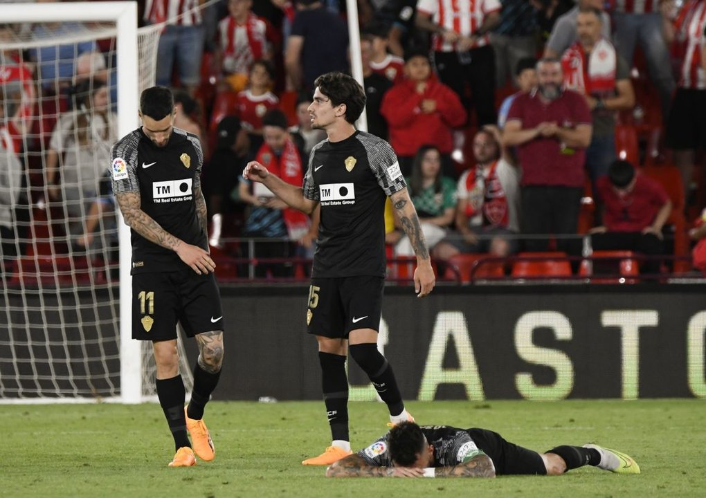 El Elche perdió ante el Almería pese a un gol en el minuto 90.