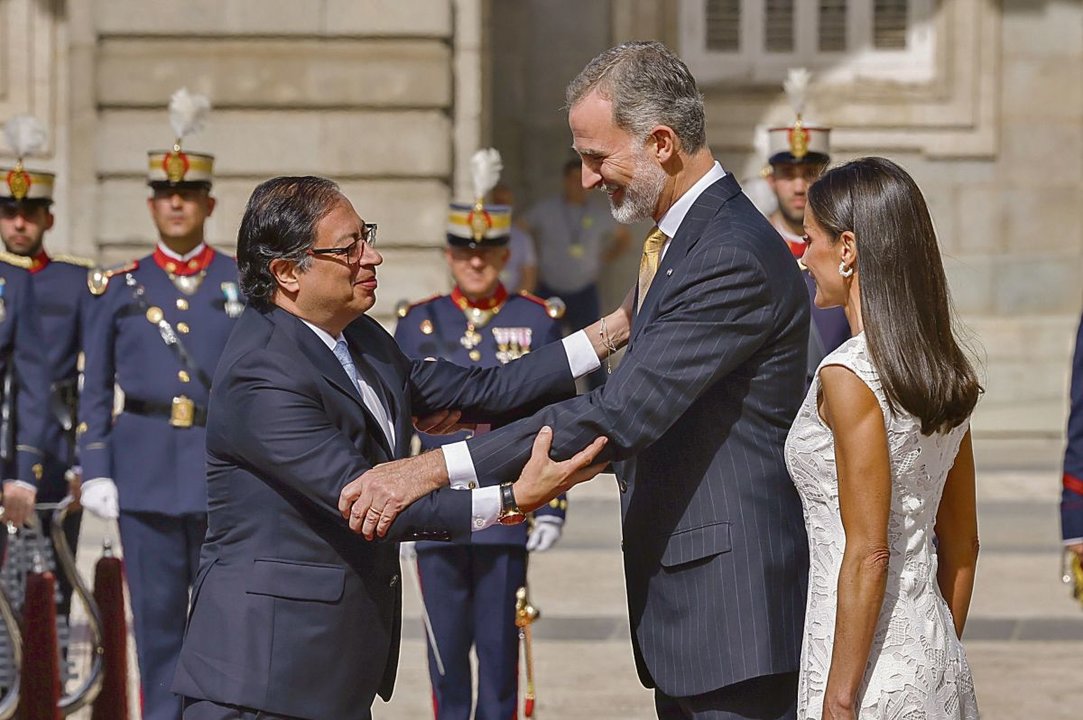 Los reyes Felipe y Letizia, durante el recibimiento ayer al presidente de Colombia, Gustavo Petro.