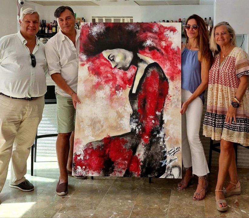 Franck Sastre y Asun Glez con una de sus obras, entre los galeristas de Mallorca.