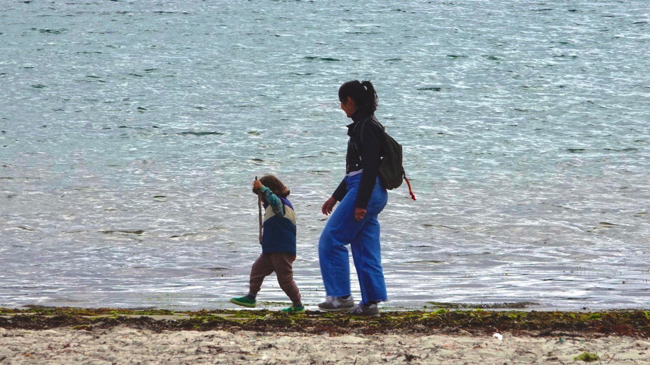 Dos ciudadanas pasean por la playa de O Adro en Bouzas. // Vicente Alonso