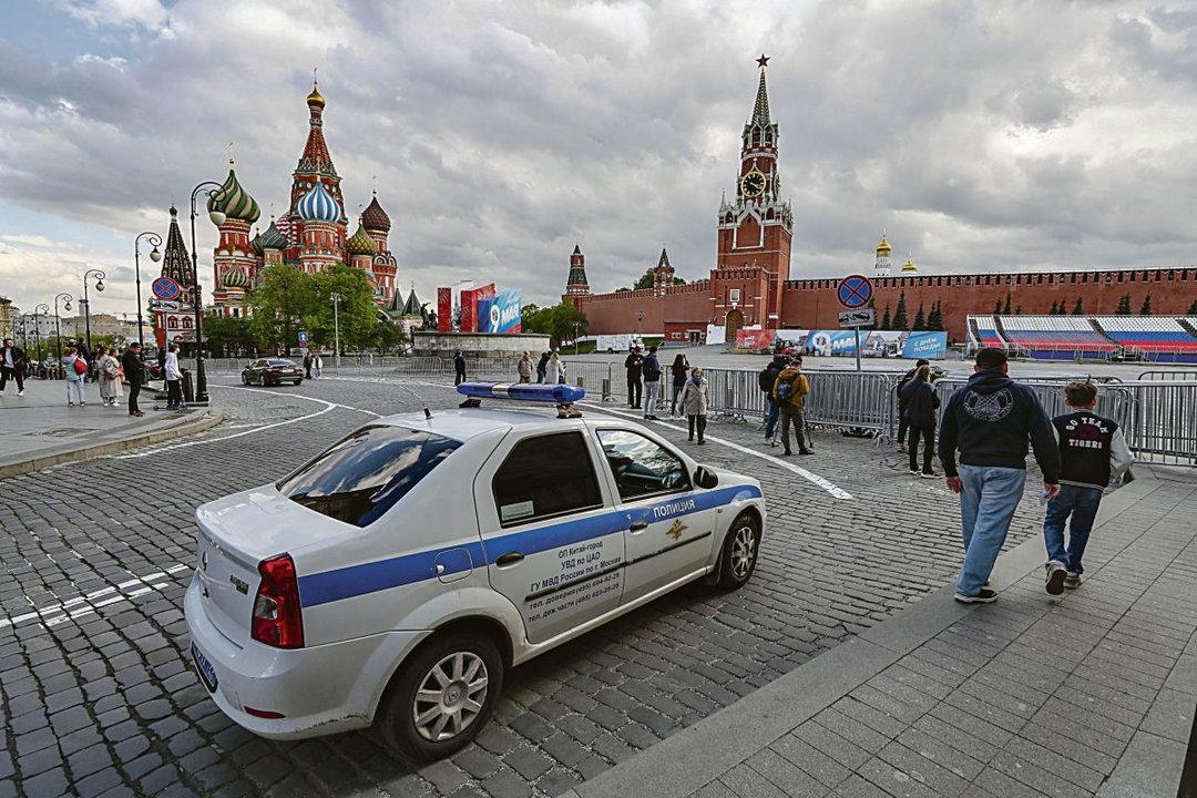 Un coche de policía frente al Kremlin y la Plaza Roja de Moscú.