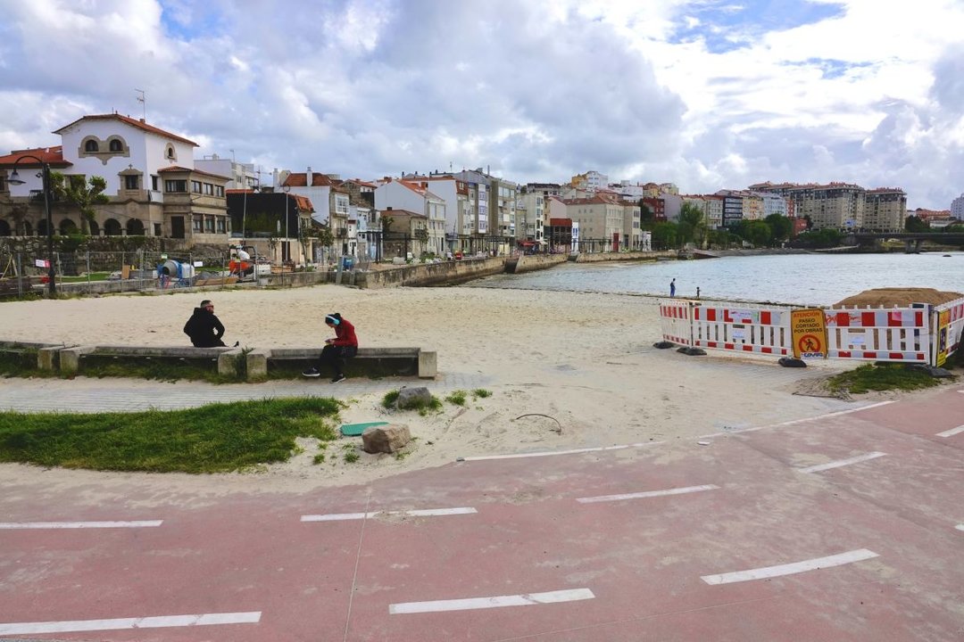 La playa de O Adro, en Bouzas consiguió la bandera azul tras su ampliación y mejora de servicios.