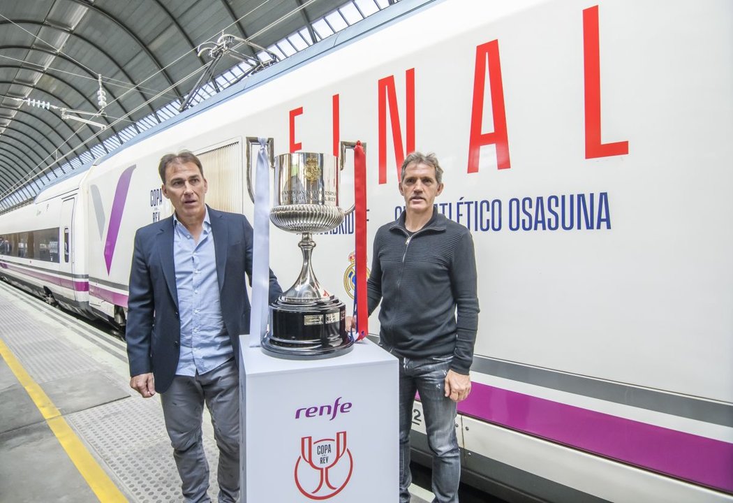 Los exjugadores Martín Vázquez y Goikoetxea, ayer, con el trofeo de la Copa del Rey.