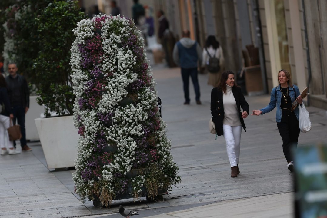 Gente paseando por el centro de Vigo. // Alberte