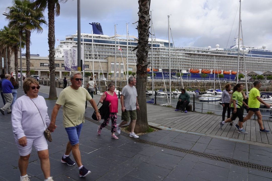 Pasajeros del “Celebrity”, ayer desembarcando en el centro de Vigo. Por la tarde partieron hacia Oporto.