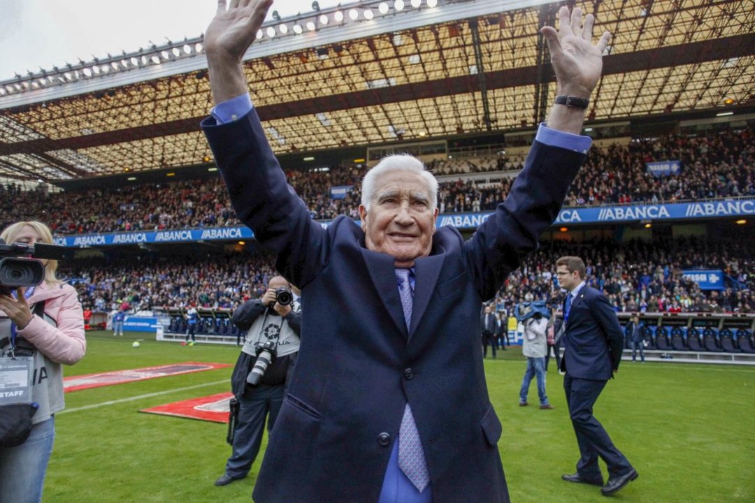 El técnico gallego Arsenio Iglesias, en el homenaje que se le hizo en 2016 en el estadio de Riazor.
