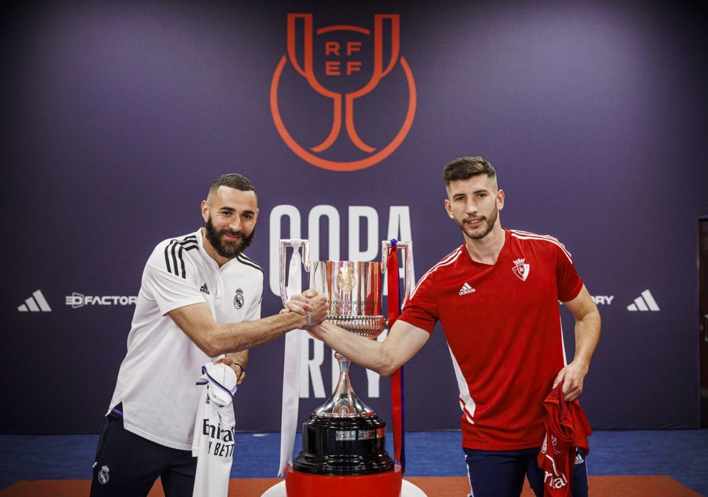 Karim Benzema y David García, capitanes de Real Madrid y Osasuna, con el trofeo de la Copa.