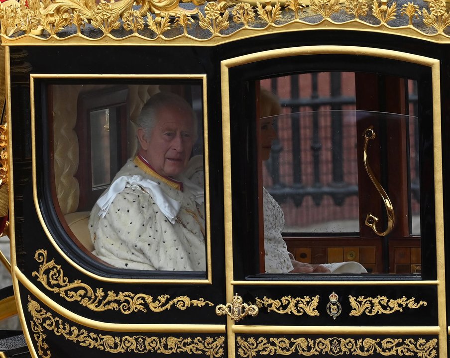 Carlos III junto a la reina consorte Camila en la carroza. // EFE