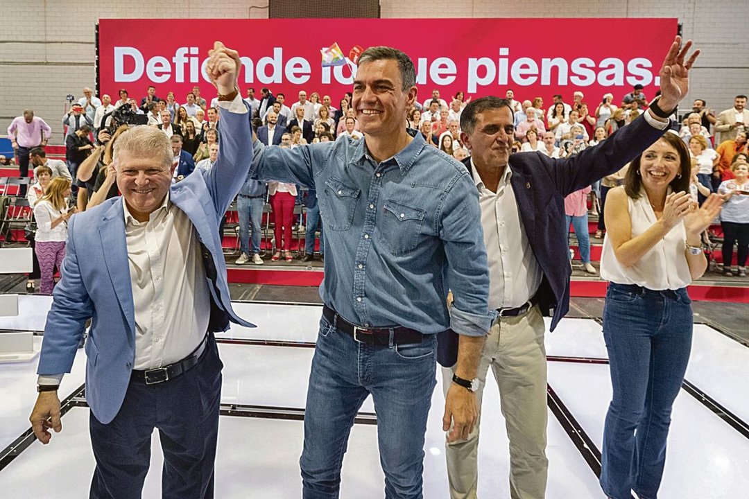 Pedro Sánchez, ayer con el candidato a la Presidencia de Murcia, José Vélez.