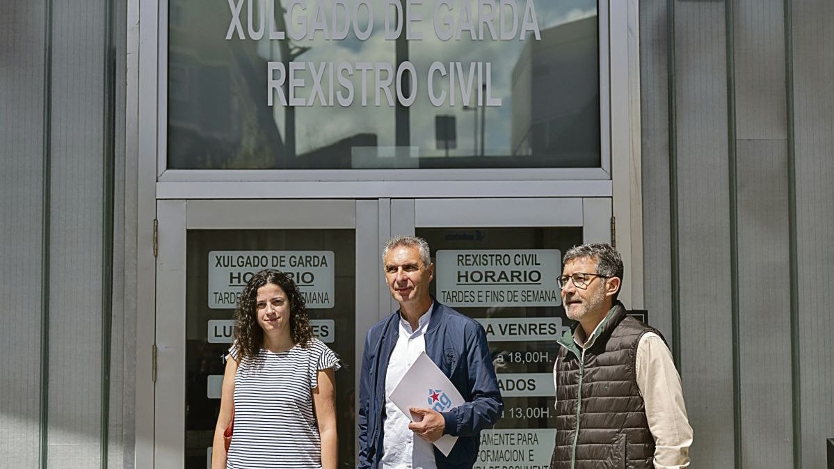 Luis Seara, candidato del BNG, en el centro, con Noa Presas y Iago Tabarés, en el juzgado de guardia.