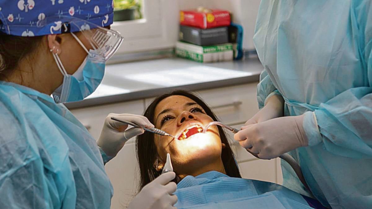 Una paciente durante una consulta de dentista.