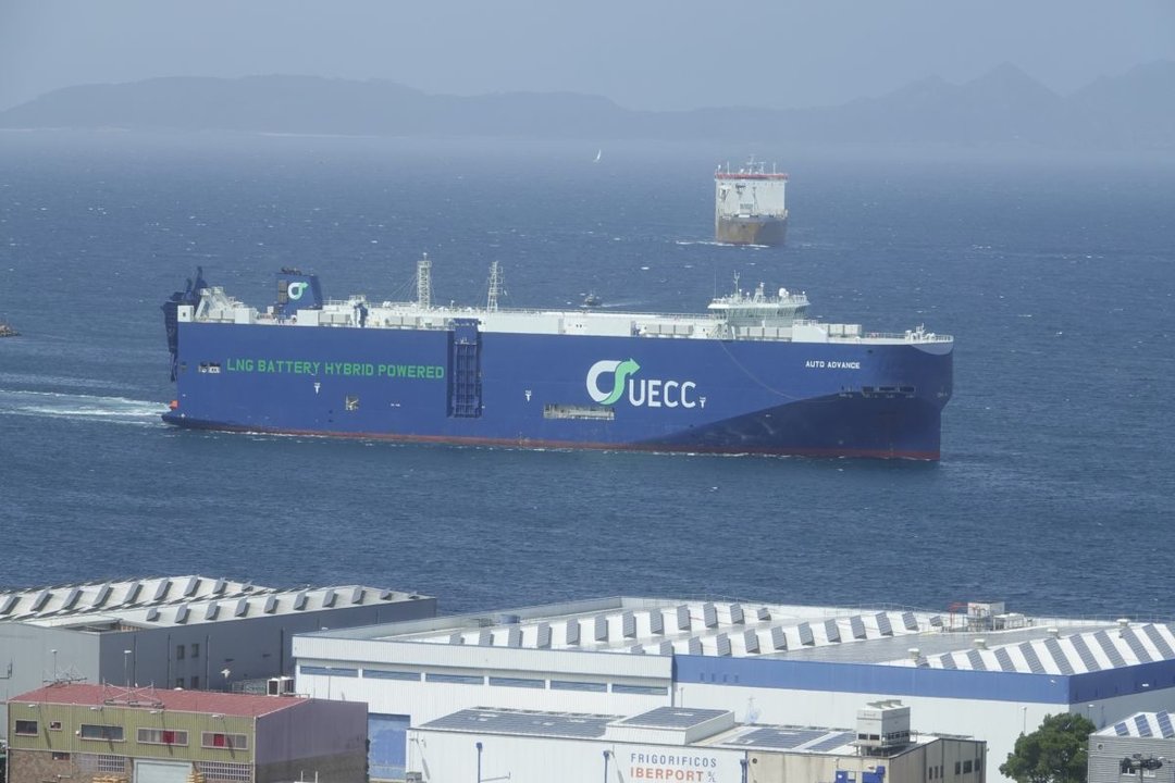 Un buque portacoches entrando ayer en la terminal de Bouzas, desde donde se exportan vehículos a Francia y otros países.