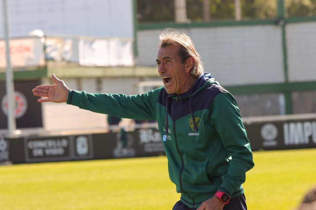 Javier Maté, entrenador del Coruxo, da instrucciones durante el último partido en O Vao.