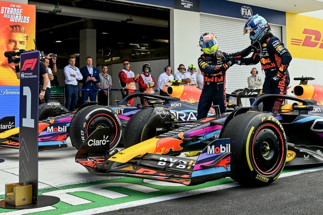 ‘Checo’ Pérez y Max Verstappen se saludan en la meta.