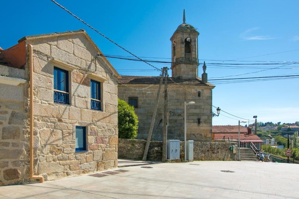 Iglesia de San Salvador de Teis. // Booking