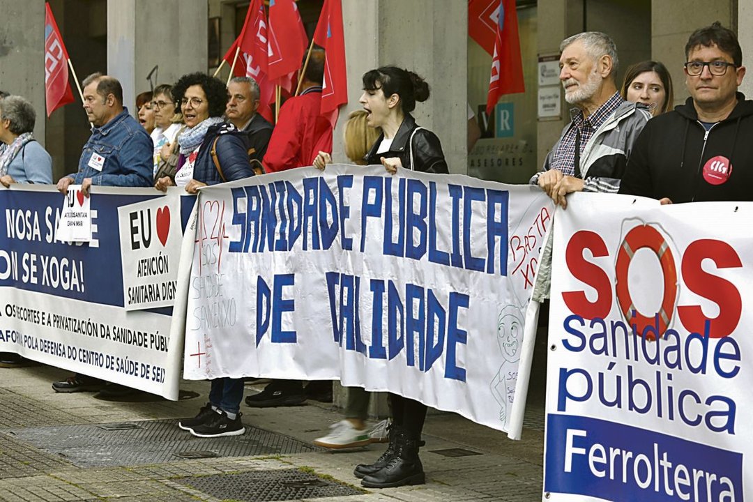Miembros del colectivo SOS Sanidade Pública se manifiestaron ayer ante el Parlamento.