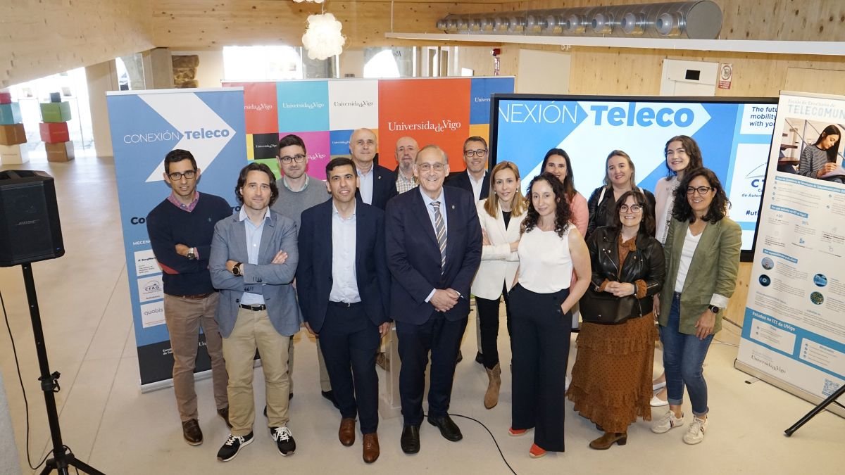 El rector Manuel Reigosa y la directora de Teleco, Rebeca Díaz, en primer plano, con representantes de las 16 empresas durante la presentación de ayer.
