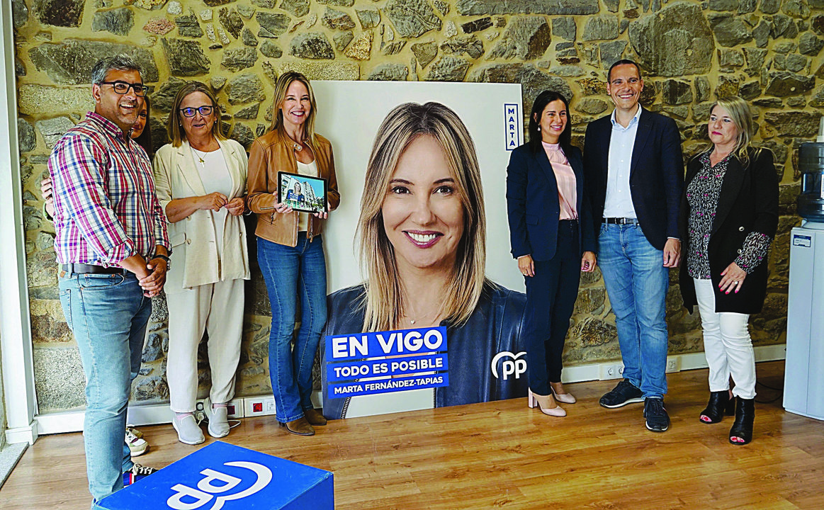 Tapias y su equipo de trabajo, durante la presentación del cartel electoral del PP.