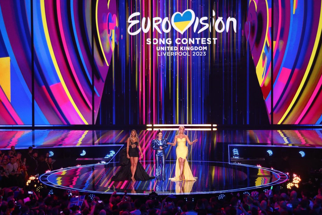 Las presentadoras de la semifinal de Eurovisión 2023 en el escenario de este año. // EFE