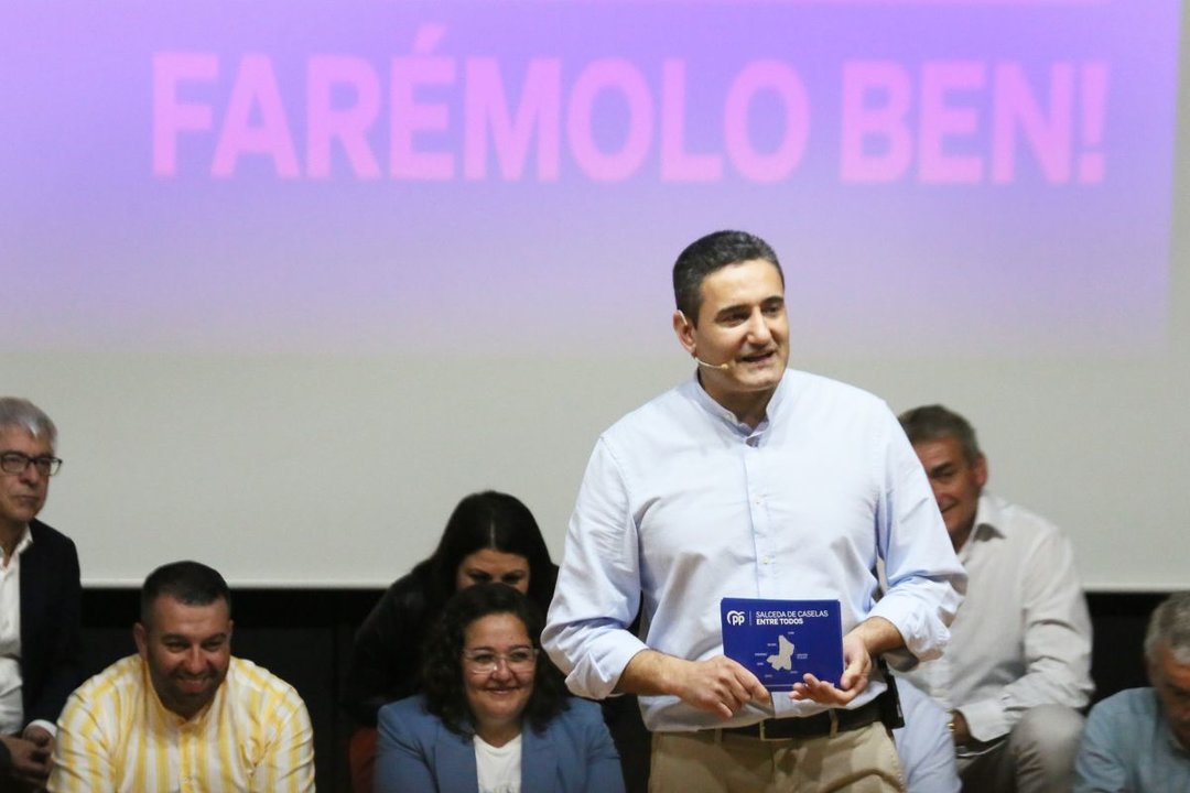 Santiago Rodríguez Davila, candidaro del PP en Salceda, en plena campaña electoral del 28M.