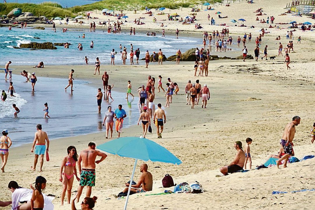Gran afluencia de gente en la playa de Samil ante el calor registrado en Vigo a principios de mayo.