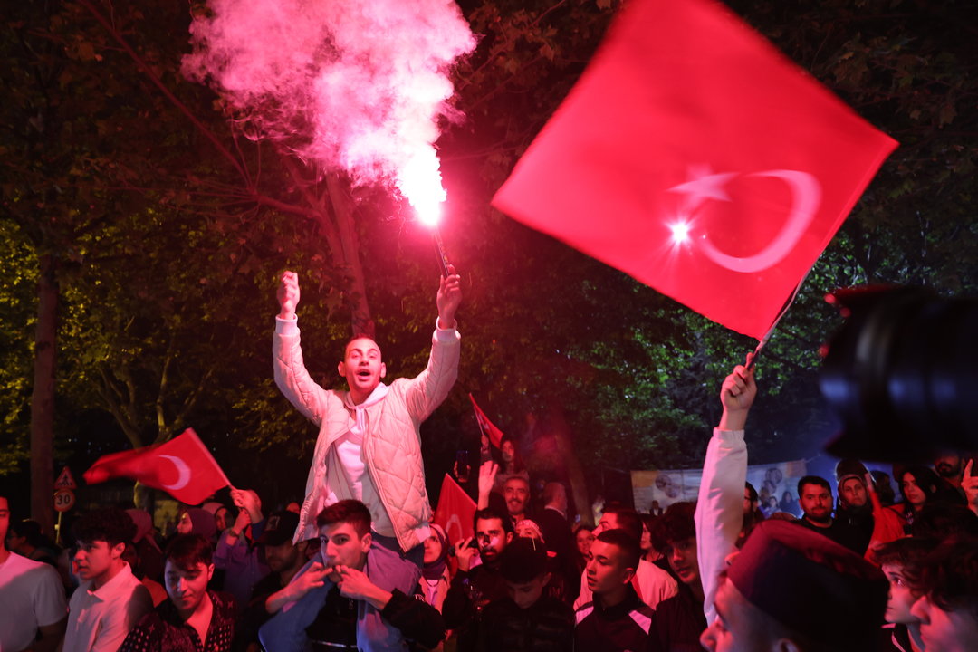Seguidores de Erdogan, tras conocer los resultados.