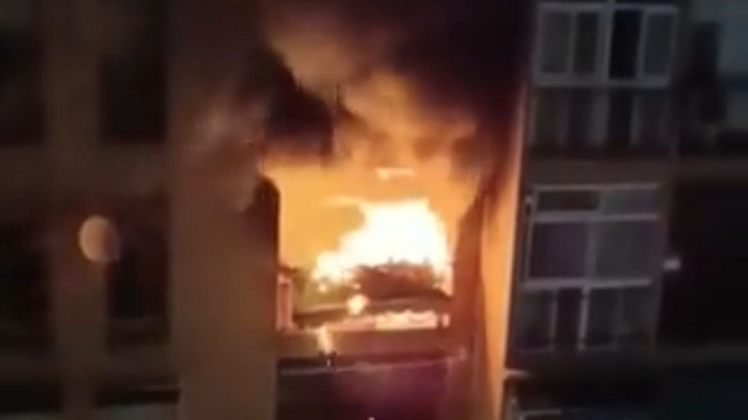 La vivienda envuelta en llamas. // Twitter (@policiagr)