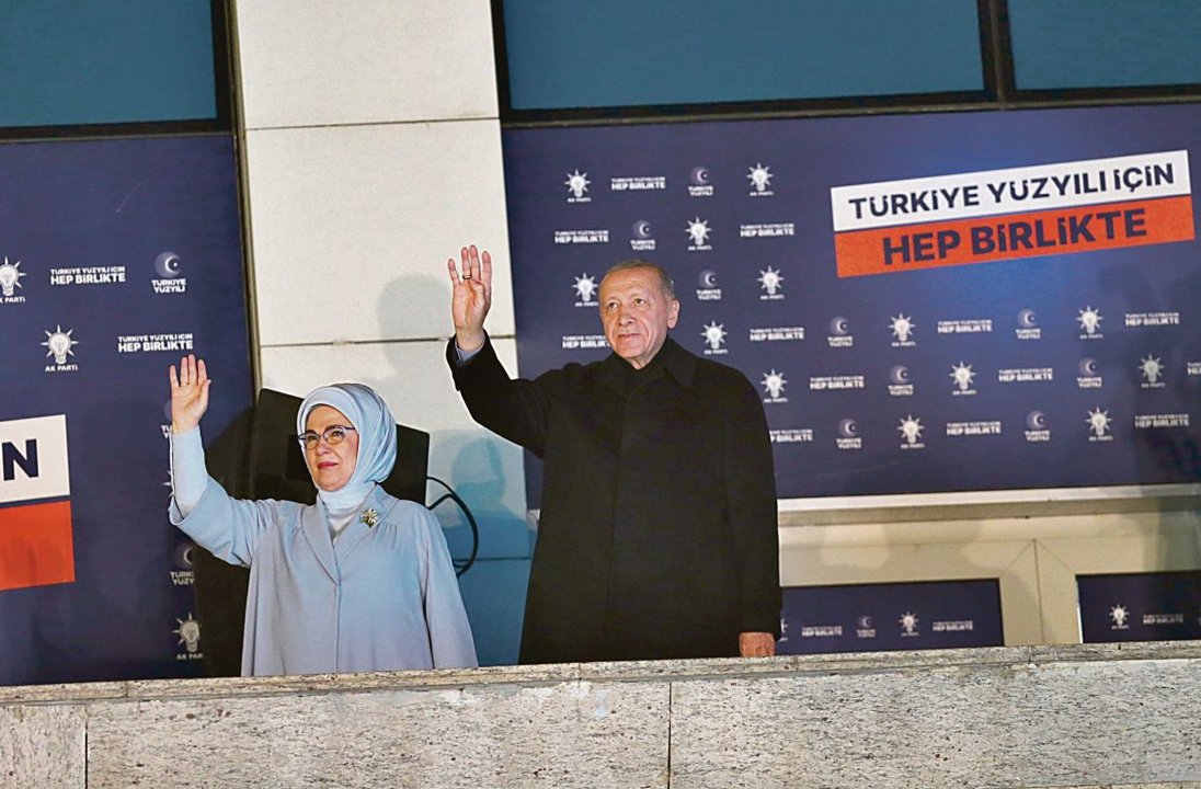 El presidente de Turquía, Recep Tayyip Erdogan, saluda a sus seguidores tras las elecciones del domingo.