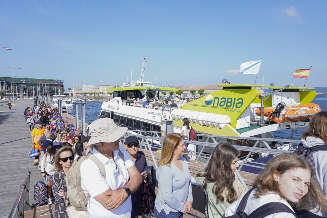 Viajeros ayer haciendo cola para subir al barco a Cíes, anticipando una típica imagen veraniega.